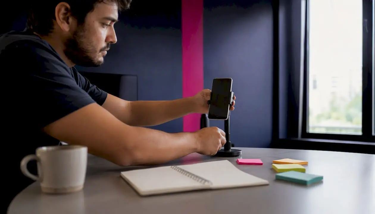 Telemóvel montado num tripé, pronto para gravar um anúncio para o TikTok.