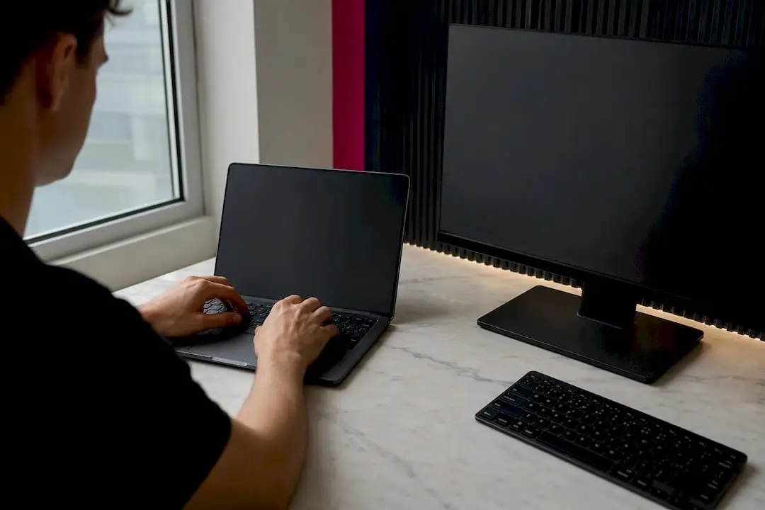 Mãos a testar o site com o JavaScript desativado