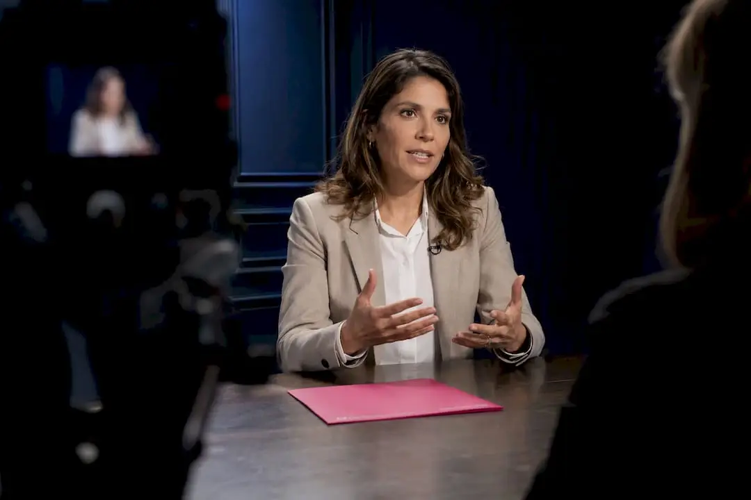 Líder responde durante uma simulação de entrevista