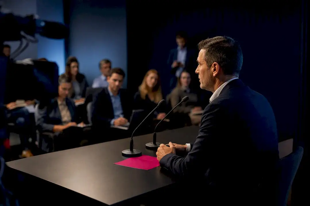 Porta-voz numa reunião informativa sobre comunicação de crise