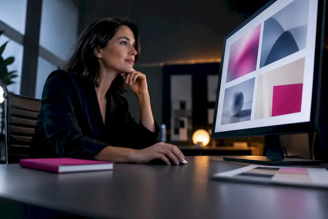 Equipa a analisar variantes de campanha criadas por IA